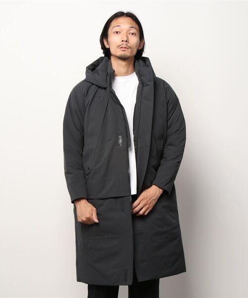 DESCENTE（デサント）の「【RE:DESCENTE BIRTH】エアフレークロングコート /   AIRFLAKE COAT（ステンカラーコート・メンズ・ブロンズ/チャコール・MEDIUM/LARGE）」の2枚目の写真