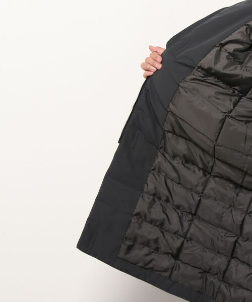 DESCENTE（デサント）の「【RE:DESCENTE BIRTH】エアフレークロングコート /   AIRFLAKE COAT（ステンカラーコート・メンズ・ブロンズ/チャコール・MEDIUM/LARGE）」の5枚目の写真