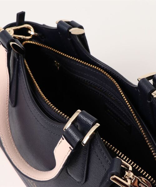 Samantha Thavasa(サマンサタバサ)の「バイカラーイタリアンスプレットレザートートバッグ 小サイズ(トートバッグ・レディース・ネイビー/ダークブラウン/グレイッシュベージュ・FREE)」の7枚目の写真