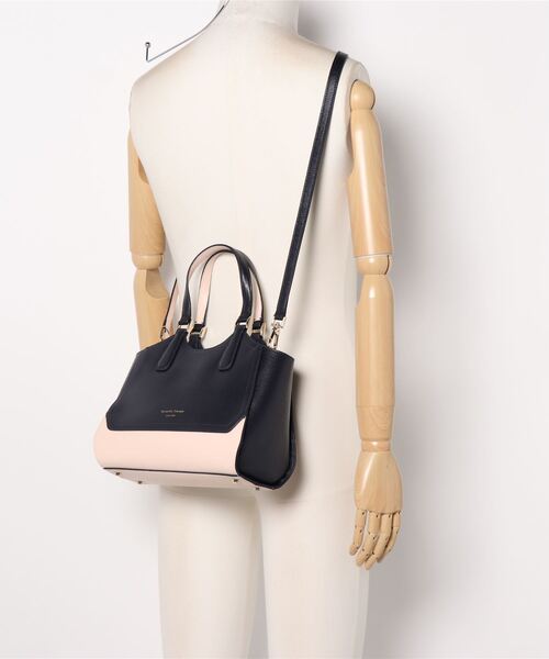 Samantha Thavasa(サマンサタバサ)の「バイカラーイタリアンスプレットレザートートバッグ 小サイズ(トートバッグ・レディース・ネイビー/ダークブラウン/グレイッシュベージュ・FREE)」の6枚目の写真