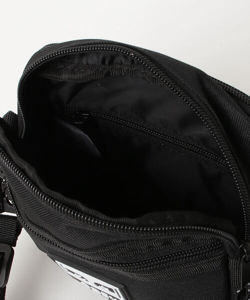 OBEY（オベイ）の「OBEY/オベイ　ポリナイロン ロゴ入り ミニショルダーバッグ（ショルダーバッグ・メンズ・ブラック/ネイビー/ベージュ/キャメル・FREE）」の7枚目の写真