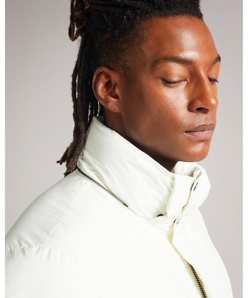 Ted Baker(テッドベーカー)の「SUPERG パデット ロングコート(ホワイト)(ダウンジャケット/コート・メンズ・ホワイト・2/4/3/5)」の6枚目の写真