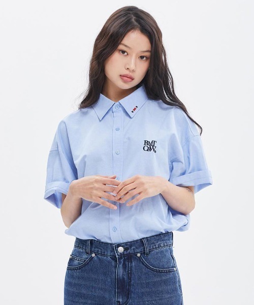 ROMANTIC CROWN（ロマンティッククラウン）の「A'GEM/9 × .kom『ROMANTIC CROWN/ロマンティッククラウン』RECENT LOGO OXFORD SHIRT/リーセント オックスフォードシャツ（シャツ/ブラウス・レディース・ブルー/ホワイト/ライトブルー・L）」の3枚目の写真