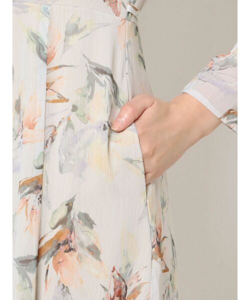 LAGUNAMOON(ラグナムーン)の「ニュアンスフラワーワンピース(ワンピース・レディース・アイボリー/ネイビー・SMALL/MEDIUM)」の4枚目の写真