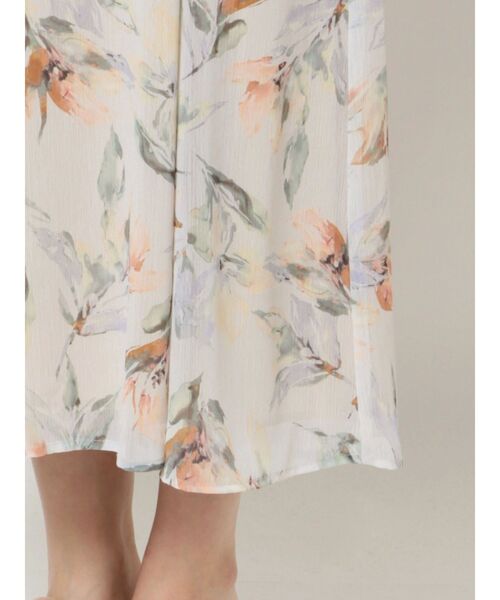 LAGUNAMOON(ラグナムーン)の「ニュアンスフラワーワンピース(ワンピース・レディース・アイボリー/ネイビー・SMALL/MEDIUM)」の5枚目の写真