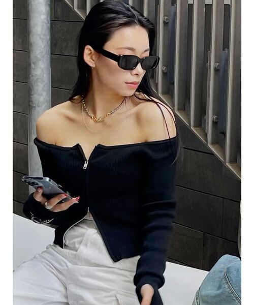 EVRIS(エヴリス)の「フロントジップオフショルニットトップス(ニット/セーター・レディース・ブラック/ホワイト/オレンジ/ブルー・FREE)」の2枚目の写真