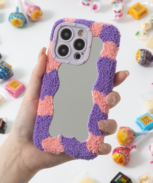 emonique（エモニーク）の「もこもこミラー iPhone スマホケース カバー 【11/12/13/14/14pro対応】（スマホケース/カバー・レディース・ブラック×ホワイト/パープル系その他/ピンク系その他・B/C/D/E/F）」の2枚目の写真