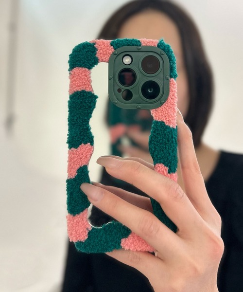 emonique（エモニーク）の「もこもこミラー iPhone スマホケース カバー 【11/12/13/14/14pro対応】（スマホケース/カバー・レディース・ブラック×ホワイト/パープル系その他/ピンク系その他・B/C/D/E/F）」の3枚目の写真