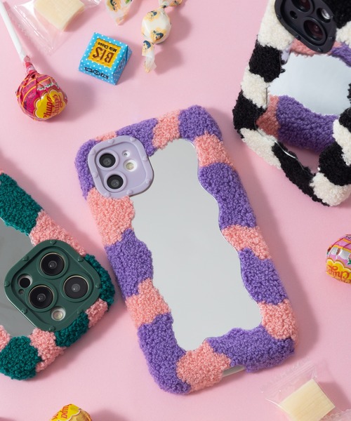 emonique（エモニーク）の「もこもこミラー iPhone スマホケース カバー 【11/12/13/14/14pro対応】（スマホケース/カバー・レディース・ブラック×ホワイト/パープル系その他/ピンク系その他・B/C/D/E/F）」の4枚目の写真