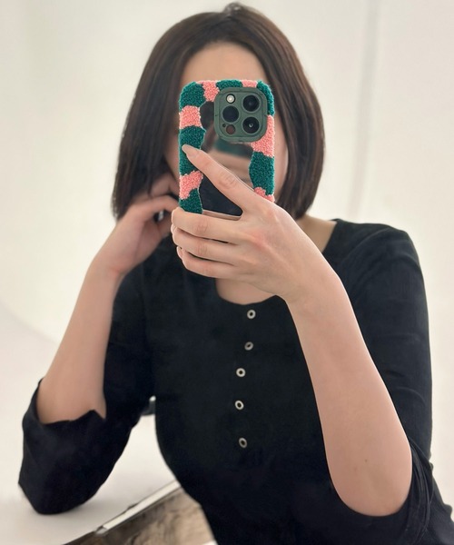 emonique（エモニーク）の「もこもこミラー iPhone スマホケース カバー 【11/12/13/14/14pro対応】（スマホケース/カバー・レディース・ブラック×ホワイト/パープル系その他/ピンク系その他・B/C/D/E/F）」の9枚目の写真