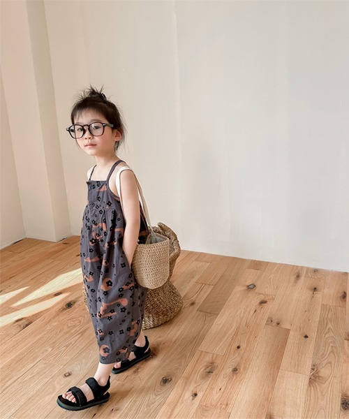 aimoha（アイモハ）の「【aimoha-KIDS-】子供服 プリント7分丈サロペット (SS)（サロペット/オーバーオール・キッズ・ダークグレー/ライトベージュ・80/90/100/110/120/130）」の5枚目の写真