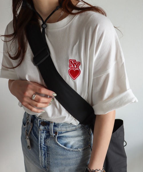 COURO(コウロ)の「NYハートワッペンTシャツ(Tシャツ/カットソー・レディース・ミント/オートミール/ホワイト×ネイビー/ネイビー/ブラック×ホワイト/ホワイト/ネイビー×ホワイト/ホワイト×ブルー/ホワイト×ブラック/ホワイト×グリーン/ブラック/ネイビー系/クリーム・M/L)」の1枚目の写真