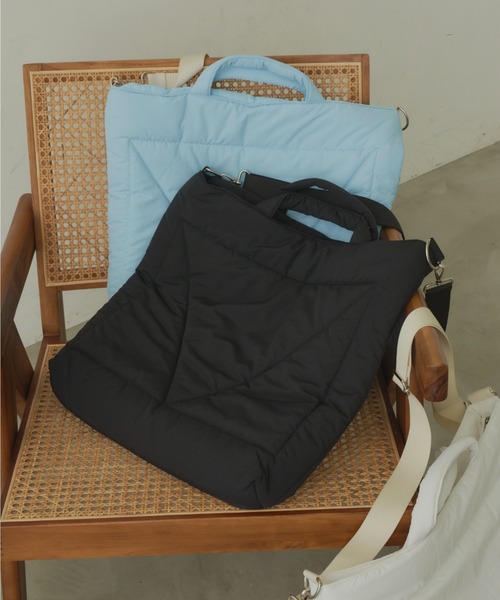 idem（イデム）の「padded big shoulder bag/中綿キルティングショルダーバッグ（トートバッグ・レディース・オフホワイト/ブルー/ブラック・FREE）」の8枚目の写真