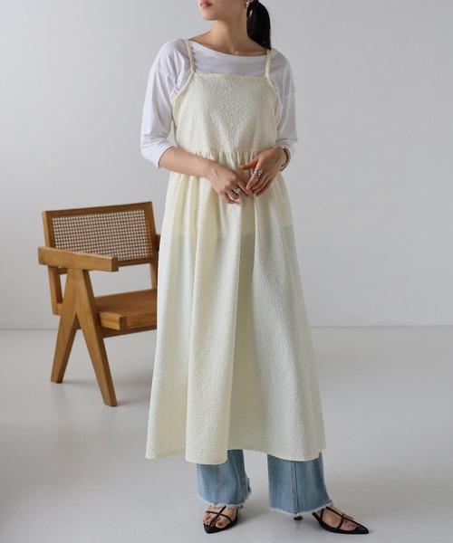 amini(アミニ)の「フクレジャガードキャミワンピース(ワンピース・レディース・アイボリー/ブラック・MEDIUM)」の1枚目の写真