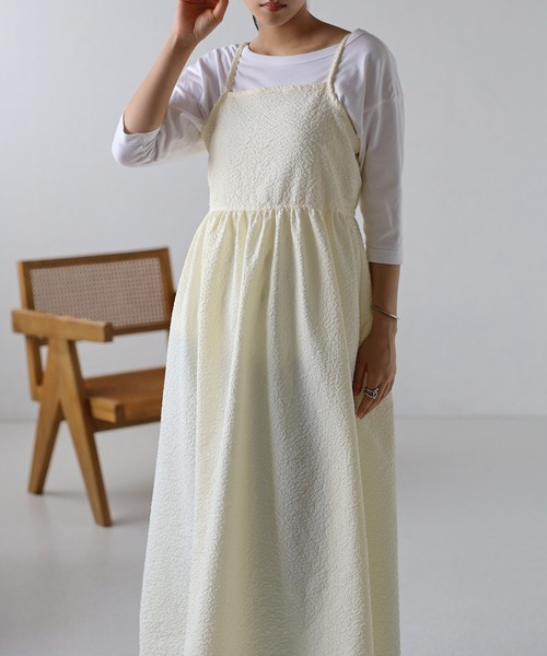 amini(アミニ)の「フクレジャガードキャミワンピース(ワンピース・レディース・アイボリー/ブラック・MEDIUM)」の15枚目の写真