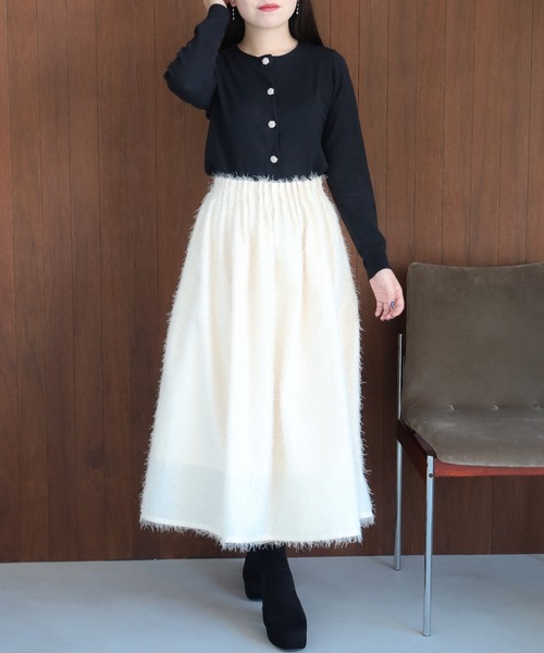 ASTORIA ODIER(アストリアオディール)の「ジュエリーボタンカーディガン(カーディガン/ボレロ・レディース・ラベンダー/アイボリー/ブラック/ピンクベージュ・SMALL/MEDIUM/LARGE)」の9枚目の写真