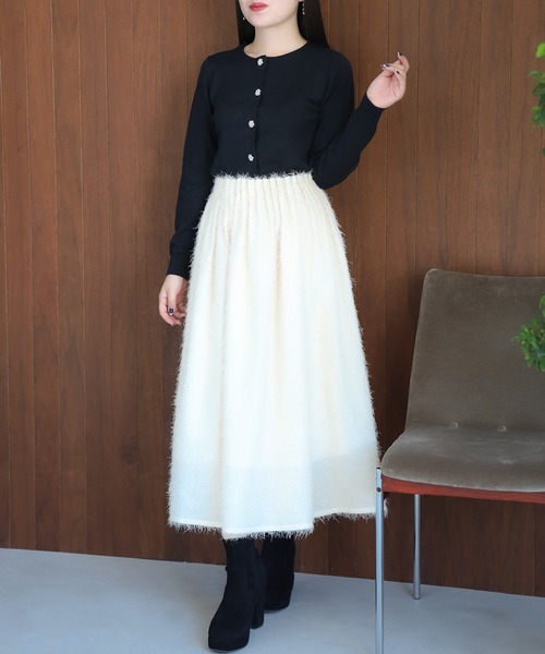 ASTORIA ODIER(アストリアオディール)の「ジュエリーボタンカーディガン(カーディガン/ボレロ・レディース・ラベンダー/アイボリー/ブラック/ピンクベージュ・SMALL/MEDIUM/LARGE)」の11枚目の写真