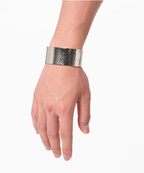 FREDY&GLOSTER(フレディアンドグロスター)の「DIARGE×FREDY&GLOSTER 極太打ち出しバングル(バングル/リストバンド・メンズ・シルバー/ゴールド・FREE)」の5枚目の写真