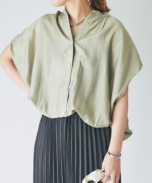 un dix cors(アンディコール)の「肩タックバンドカラーシャツ(シャツ/ブラウス・レディース・アイボリー/ベージュ/ネイビー/グリーン・FREE)」の2枚目の写真