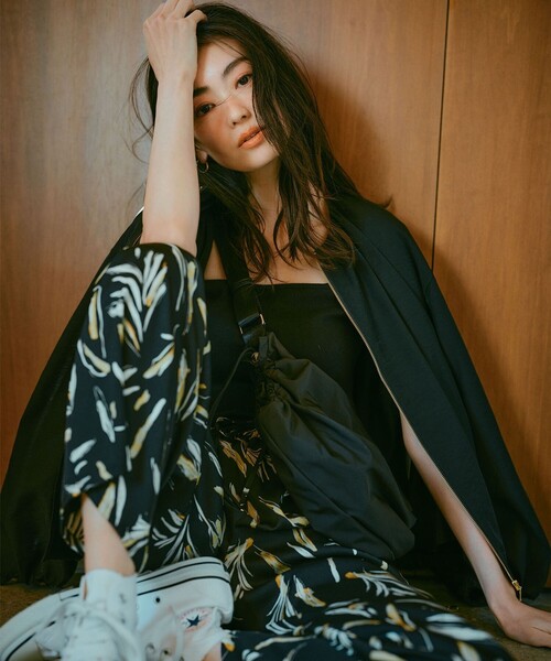 23区(ニジュウサンク)の「【洗える】スリークボタニカルプリント ドロスト パンツ(その他パンツ・レディース・ブラック系5/アイボリー系5・38)」の4枚目の写真