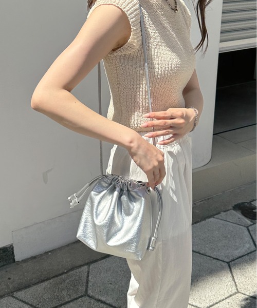 LE MORE（リモア）の「エコレザー巾着ショルダーバッグ（ショルダーバッグ・レディース・ブラック/アイボリー/シルバー・FREE）」の3枚目の写真