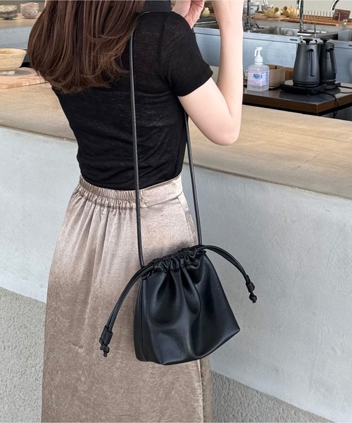 LE MORE（リモア）の「エコレザー巾着ショルダーバッグ（ショルダーバッグ・レディース・ブラック/アイボリー/シルバー・FREE）」の2枚目の写真