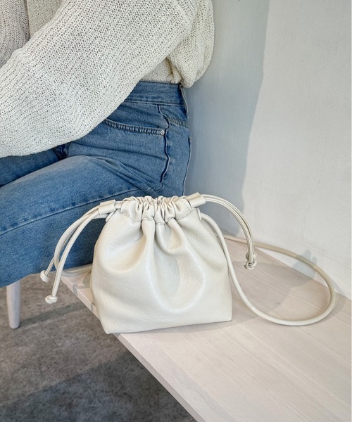 LE MORE（リモア）の「エコレザー巾着ショルダーバッグ（ショルダーバッグ・レディース・ブラック/アイボリー/シルバー・FREE）」の6枚目の写真