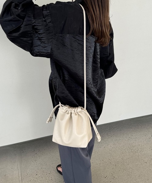 LE MORE（リモア）の「エコレザー巾着ショルダーバッグ（ショルダーバッグ・レディース・ブラック/アイボリー/シルバー・FREE）」の12枚目の写真