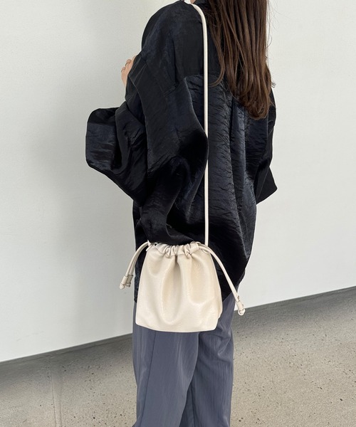 LE MORE（リモア）の「エコレザー巾着ショルダーバッグ（ショルダーバッグ・レディース・ブラック/アイボリー/シルバー・FREE）」の13枚目の写真