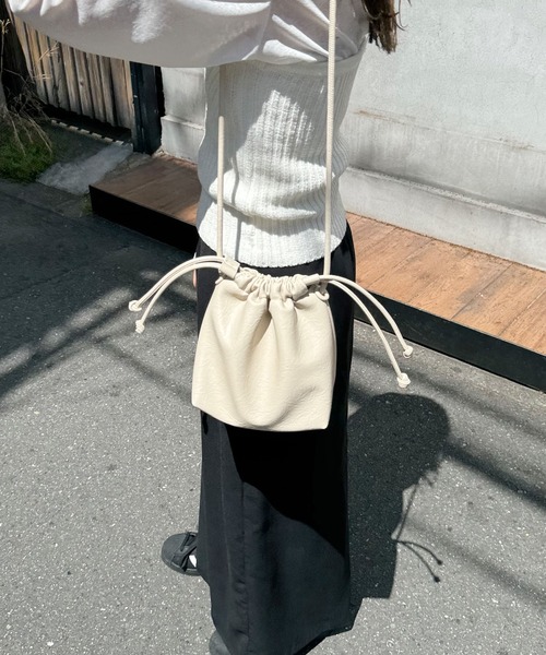 LE MORE（リモア）の「エコレザー巾着ショルダーバッグ（ショルダーバッグ・レディース・ブラック/アイボリー/シルバー・FREE）」の15枚目の写真