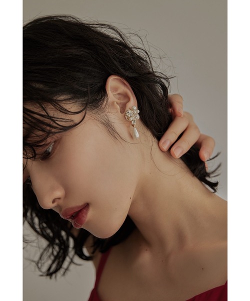 niana（ニアナ）の「ビジューパールイヤリング 結婚式 お呼ばれ フォーマル オケージョン ゴールド シルバー 大ぶり ボリューム 華やか（イヤリング・レディース・ゴールド/シルバー・FREE）」の2枚目の写真