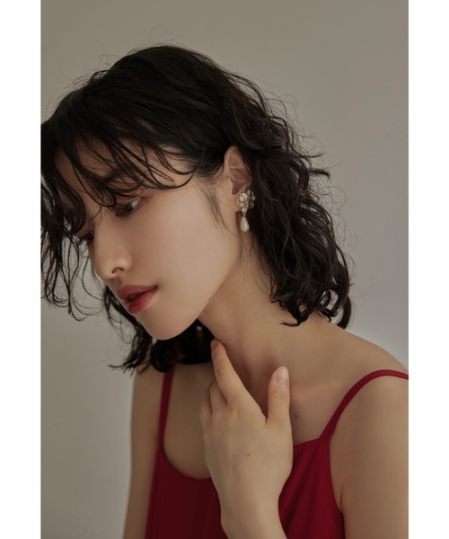 niana（ニアナ）の「ビジューパールイヤリング 結婚式 お呼ばれ フォーマル オケージョン ゴールド シルバー 大ぶり ボリューム 華やか（イヤリング・レディース・ゴールド/シルバー・FREE）」の9枚目の写真