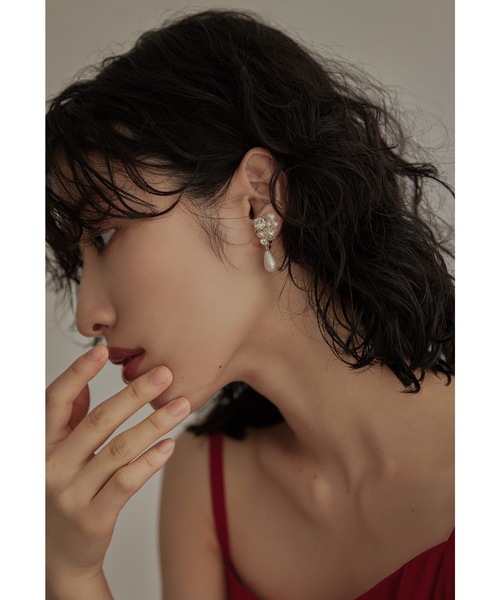 niana（ニアナ）の「ビジューパールイヤリング 結婚式 お呼ばれ フォーマル オケージョン ゴールド シルバー 大ぶり ボリューム 華やか（イヤリング・レディース・ゴールド/シルバー・FREE）」の8枚目の写真