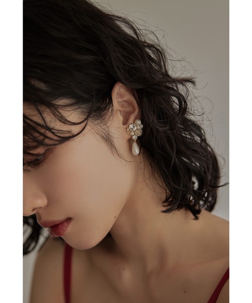 niana（ニアナ）の「ビジューパールイヤリング 結婚式 お呼ばれ フォーマル オケージョン ゴールド シルバー 大ぶり ボリューム 華やか（イヤリング・レディース・ゴールド/シルバー・FREE）」の6枚目の写真