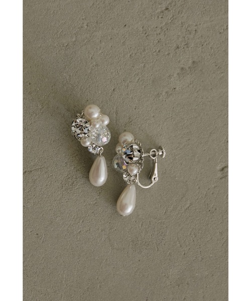 niana（ニアナ）の「ビジューパールイヤリング 結婚式 お呼ばれ フォーマル オケージョン ゴールド シルバー 大ぶり ボリューム 華やか（イヤリング・レディース・ゴールド/シルバー・FREE）」の4枚目の写真