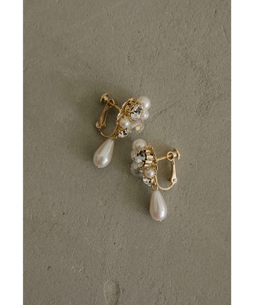 niana（ニアナ）の「ビジューパールイヤリング 結婚式 お呼ばれ フォーマル オケージョン ゴールド シルバー 大ぶり ボリューム 華やか（イヤリング・レディース・ゴールド/シルバー・FREE）」の3枚目の写真