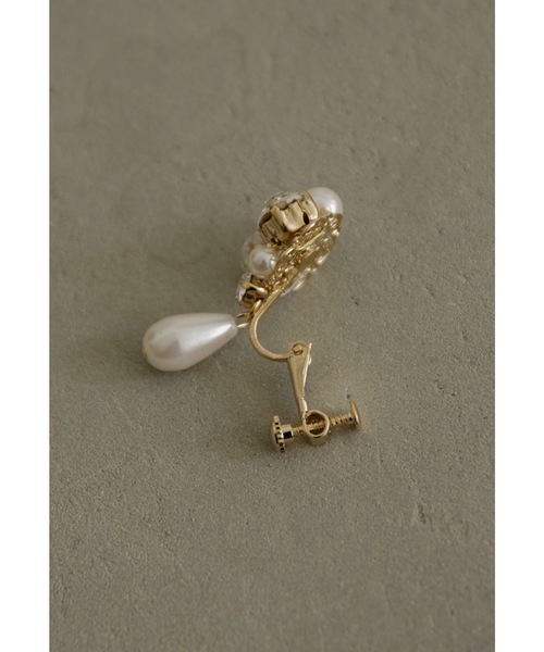 niana（ニアナ）の「ビジューパールイヤリング 結婚式 お呼ばれ フォーマル オケージョン ゴールド シルバー 大ぶり ボリューム 華やか（イヤリング・レディース・ゴールド/シルバー・FREE）」の10枚目の写真