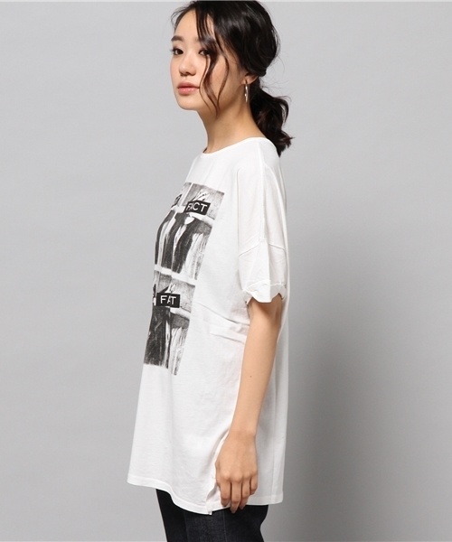 AZUL by moussy（アズールバイマウジー）の「30/-酵素天竺4フォトDショルT（Tシャツ/カットソー・レディース・グレー/オフホワイト/ブラック・SMALL/MEDIUM/LARGE）」の5枚目の写真