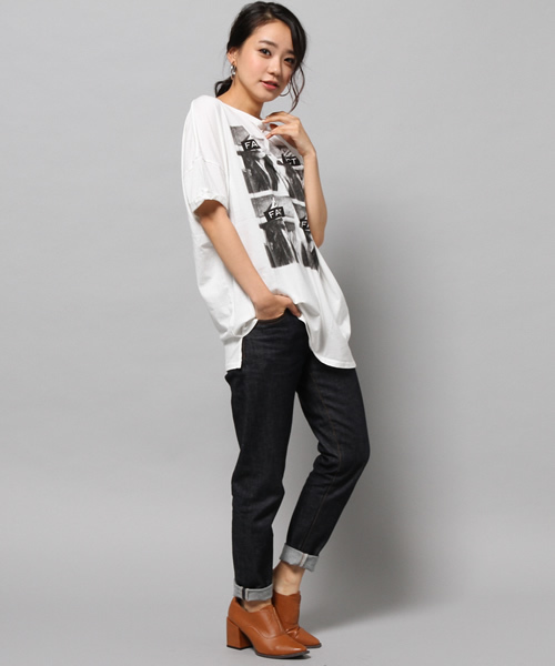 AZUL by moussy（アズールバイマウジー）の「30/-酵素天竺4フォトDショルT（Tシャツ/カットソー・レディース・グレー/オフホワイト/ブラック・SMALL/MEDIUM/LARGE）」の7枚目の写真