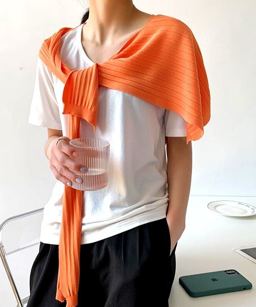 VIBGYOR Women（ヴィブジョー　ウィメン）の「【resonance】シンプル リブ編み サマーニット/肩掛けストール【10色展開】（ストール/ショール・レディース・ライトイエロー/グレイッシュブルー/オレンジ/ブラック/スモークピンク/ブルーグリーン/スカイブルー/ライトベージュ/ホワイト/ミント・FREE）」の10枚目の写真