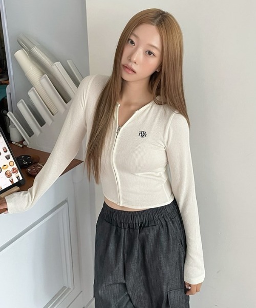 カーディガン A'GEM/9 × .kom 「muah muah/ムーアムーア」OPEN COLLAL LOGO HALF CARDIGAN/オープン カーディガン A'GEM/9 × .kom 「muah muah/ムーアムーア」OPEN
