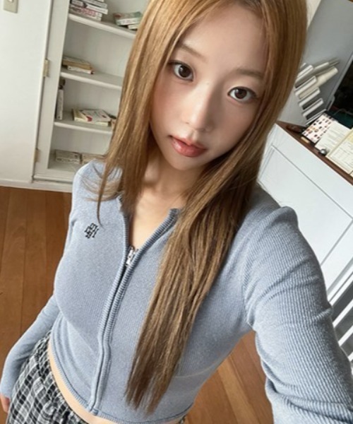 muahmuah(ムーアムーア)の「A'GEM/9 × .kom 『muah muah/ムーアムーア』 STITCH LOGO ZIPUP CARDIGAN/ステッチロゴジップアップカーディガン(カーディガン/ボレロ・レディース・ブラック/ブルー/アイボリー・FREE)」の11枚目の写真