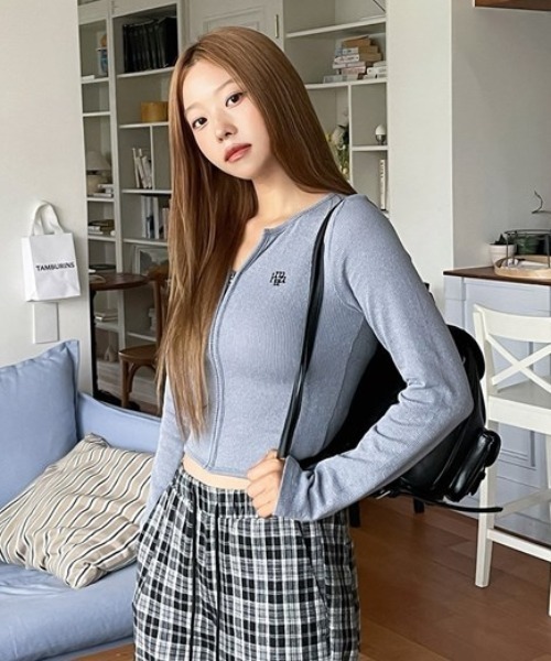 muahmuah(ムーアムーア)の「A'GEM/9 × .kom 『muah muah/ムーアムーア』 STITCH LOGO ZIPUP CARDIGAN/ステッチロゴジップアップカーディガン(カーディガン/ボレロ・レディース・ブラック/ブルー/アイボリー・FREE)」の12枚目の写真
