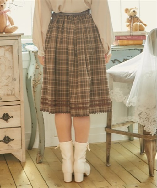 axes femme POETIQUE(アクシーズファムポエティック)の「ベルト付ボックスタックスカート(スカート・レディース・ブラック/グリーン/ブラウン・MEDIUM)」の6枚目の写真