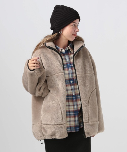 BAYFLOW（ベイフロー）の「[軽量で暖かい]スタンドカラーファーブルゾン（ブルゾン・レディース・グレイッシュベージュ/ブラック・SMALL/MEDIUM）」の2枚目の写真