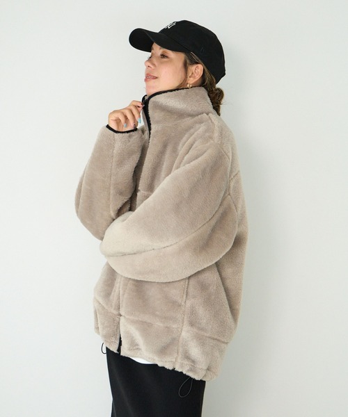 BAYFLOW（ベイフロー）の「[軽量で暖かい]スタンドカラーファーブルゾン（ブルゾン・レディース・グレイッシュベージュ/ブラック・SMALL/MEDIUM）」の6枚目の写真