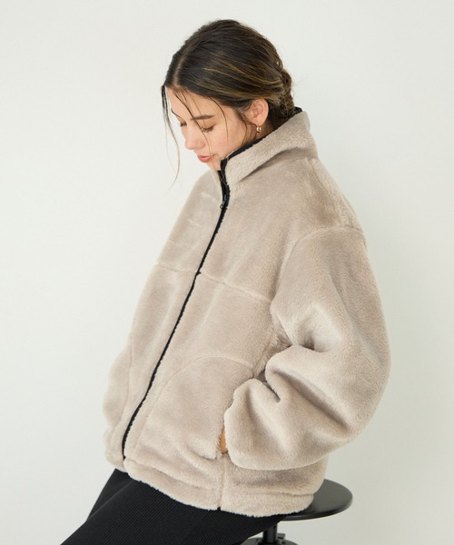 BAYFLOW（ベイフロー）の「[軽量で暖かい]スタンドカラーファーブルゾン（ブルゾン・レディース・グレイッシュベージュ/ブラック・SMALL/MEDIUM）」の7枚目の写真