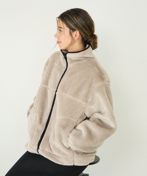 BAYFLOW（ベイフロー）の「[軽量で暖かい]スタンドカラーファーブルゾン（ブルゾン・レディース・グレイッシュベージュ/ブラック・SMALL/MEDIUM）」の10枚目の写真