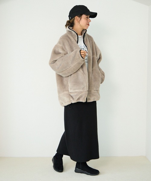 BAYFLOW（ベイフロー）の「[軽量で暖かい]スタンドカラーファーブルゾン（ブルゾン・レディース・グレイッシュベージュ/ブラック・SMALL/MEDIUM）」の11枚目の写真