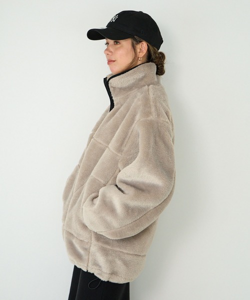 BAYFLOW（ベイフロー）の「[軽量で暖かい]スタンドカラーファーブルゾン（ブルゾン・レディース・グレイッシュベージュ/ブラック・SMALL/MEDIUM）」の14枚目の写真